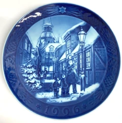 Royal Copenhagen Christmas Plate 1996 'Light The Street Lamps'