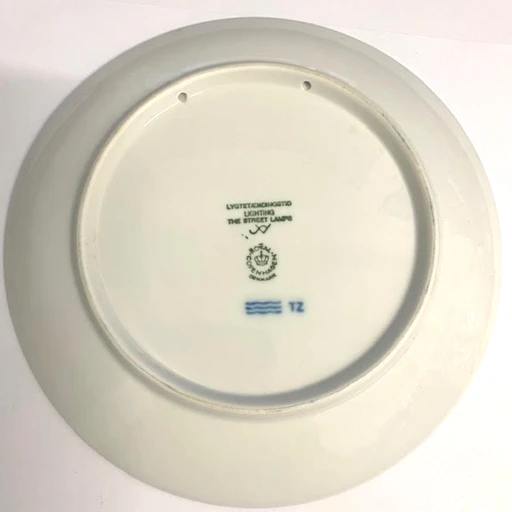 Royal Copenhagen Christmas Plate 1996 'Light The Street Lamps' 4 Royal Copenhagen Christmas Plate 1996 'Light The Street Lamps' - Image 2