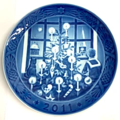 Royal Copenhagen Christmas Plate 2011 'Waiting For Santa Claus'