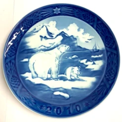 Royal Copenhagen Christmas Plate 2010 'Christmas In Greenland'