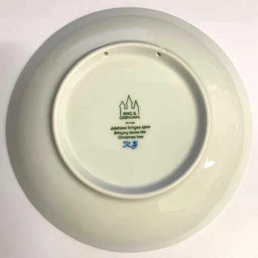Bing & Grondahl Christmas Plate 2005 'Bringing Home The Tree' 4 Bing & Grondahl Christmas Plate 2005 'Bringing Home The Tree' - Image 2