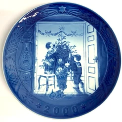 Royal Copenhagen Christmas Plate 2000 'Trimming The Tree'