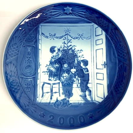 Royal Copenhagen Christmas Plate 2000 'Trimming The Tree' 3 Royal Copenhagen Christmas Plate 2000 'Trimming The Tree'