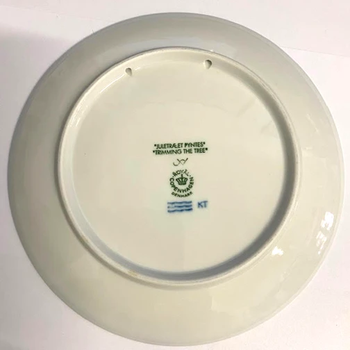 Royal Copenhagen Christmas Plate 2000 'Trimming The Tree' 4 Royal Copenhagen Christmas Plate 2000 'Trimming The Tree' - Image 2